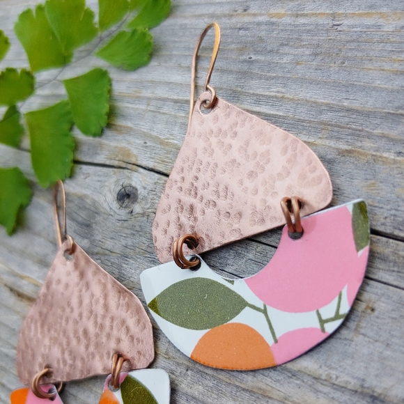 🛑SOLD🛑Retro Spring Vintage Tin Earrings - Picture 3 of 6